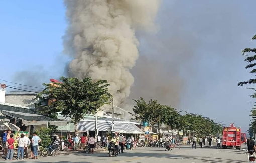 Lại cháy ở Bình Dương khiến 1 người bị bỏng