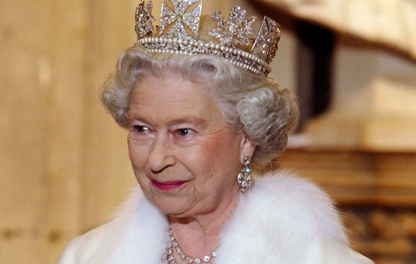 Nữ hoàng Elizabeth II đã trở thành biểu tượng của thời trang ngoại giao thế giới như thế nào?