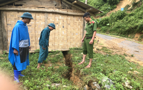 Núi nứt toác hơn 500m sau mưa lớn, đe dọa cả 1 bản làng