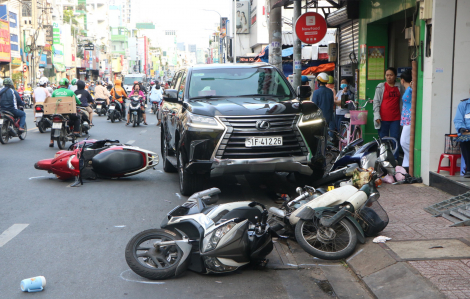 Ô tô lạc tay lái tông 5 xe máy, 1 xe đạp trước chợ Phú Nhuận
