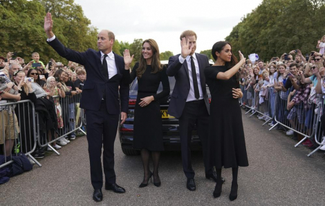 Khoảnh khắc gia đình hoàng tử William và Harry xuất hiện cùng nhau sau hơn 2 năm lạnh nhạt