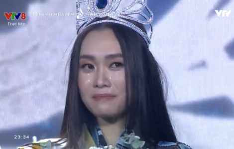 Trần Thị Ban Mai khóc sướt mướt khi đăng quang "Miss Peace Vietnam 2022"