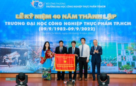 Trường đại học Công nghiệp Thực phẩm TPHCM đón nhận Cờ thi đua của Chính phủ