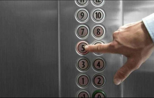 Cần lịch sự khi đi thang máy