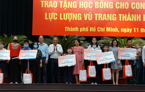 Trao học bổng cho con cán bộ chiến sĩ lực lượng vũ trang TPHCM