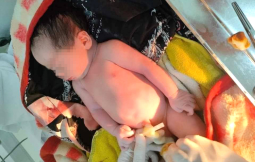 Lên Facebook để lại địa chỉ, trước cổng nhà bỗng có 1 bé trai còn nguyên dây rốn