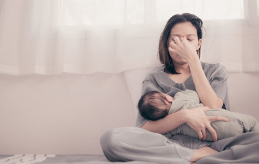 Bị trầm cảm sau sinh, em gái tôi cứ đập phá đồ đạc và không muốn nhìn mặt con mình