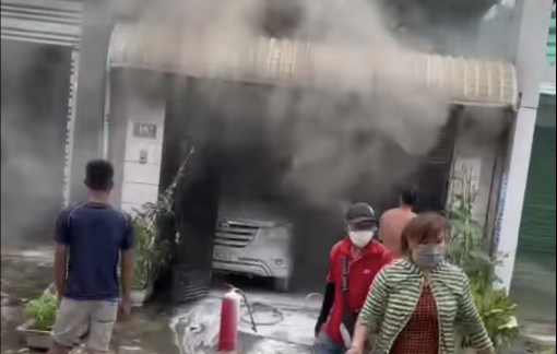 Xe ô tô đậu trong nhà bất ngờ bốc cháy, nổ dữ dội