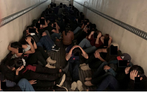 Mỹ: Kinh hoàng những kẻ buôn người "nhét" người di cư vào vali, thùng gỗ