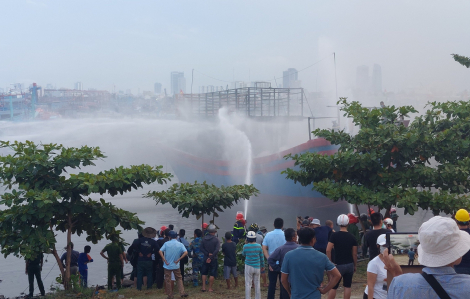 Tàu cá Nghệ An bốc cháy khi neo đậu ở cảng cá Thọ Quang