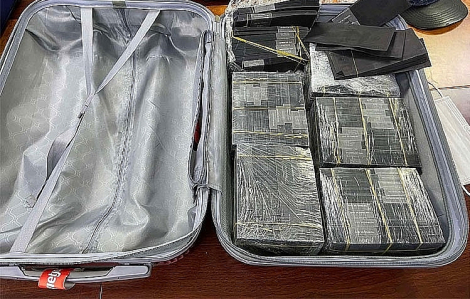 Phát hiện 1 triệu USD bị nhuộm đen vận chuyển lậu từ sân bay Tân Sơn Nhất đi Thái Lan