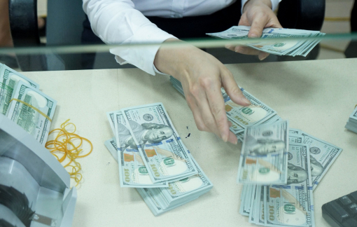 USD lên gần 24.000 đồng/USD