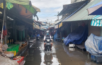 Tiểu thương tại TPHCM phải đóng cửa sạp vì mưa ngập chợ