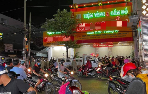 Bình Dương: Xông vào tiệm vàng đập bể tủ kính, lấy vàng quăng ra đường