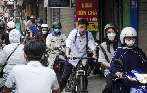 Hà Nội: Người dân chật vật vượt qua “lô cốt” nằm ngay giữa đường