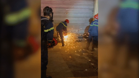 Cảnh sát PCCC cưa cửa sắt, cứu 7 người khỏi vụ cháy trong đêm