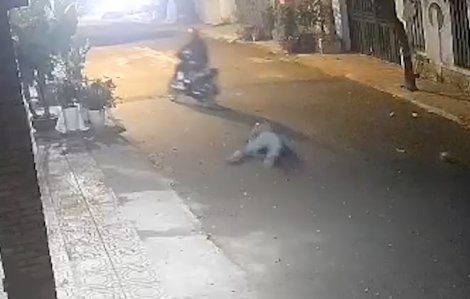 Khoảnh khắc tên cướp vật lộn với tài xế xe ôm để cướp xe