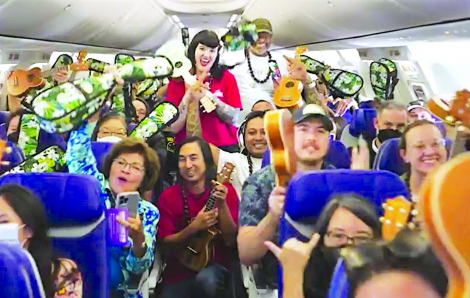 Hành khách được dạy chơi đàn ukulele… trên máy bay