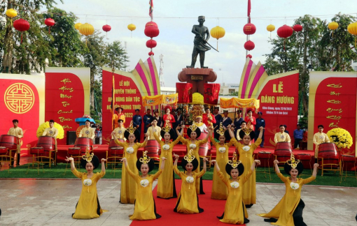 Đông đảo người dân đội mưa dự lễ dâng hương Anh hùng dân tộc Nguyễn Trung Trực