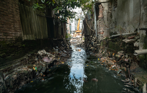 Người dân khốn khổ vì sống cạnh con mương ô nhiễm giữa lòng Thủ đô