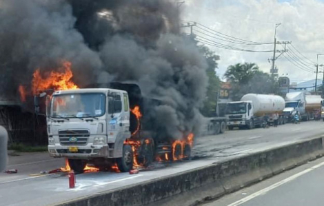 Xe ben bất ngờ bốc cháy dữ dội khi đang chạy trên đường