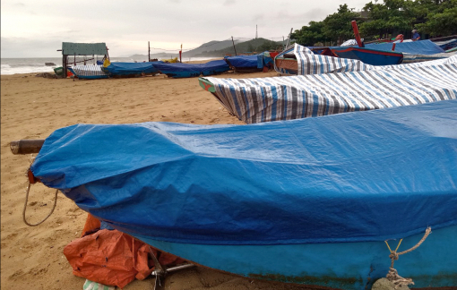 Ngư dân tất bật đưa tàu lên bờ tránh bão Noru