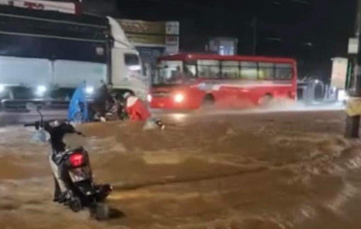 Mưa lớn, một người bị cuốn mất tích khi băng qua đường ngập