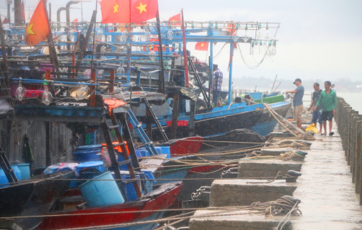 Người dân Đà Nẵng, Quảng Trị, Thừa Thiên - Huế chạy "nước rút" tránh bão Noru