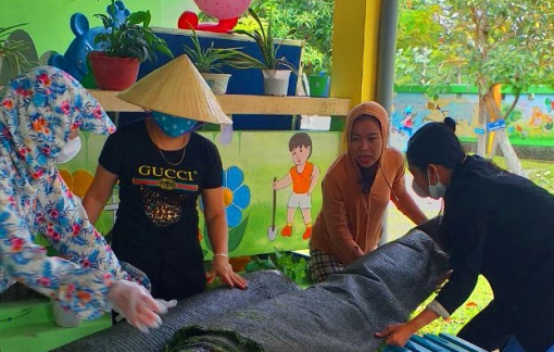 Giáo viên mầm non tất bật đến trường chằng chống lớp học trước lúc bão Noru đổ bộ