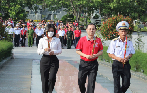 Đoàn đại biểu TPHCM viếng Nghĩa trang Hàng Dương, Hàng Keo tại Côn Đảo