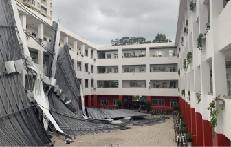 Mái che ở sân trường Trung học thực hành Sài Gòn đổ sập sau cơn mưa