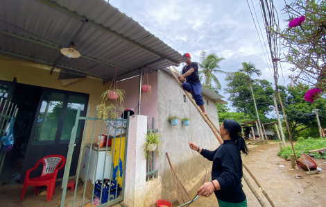 Người dân Quảng Ngãi nỗ lực chằng chống nhà cửa