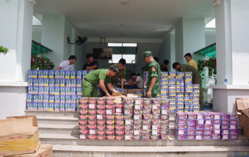 Bắt giữ hai ghe chở gần 1,5 tấn pháo lậu