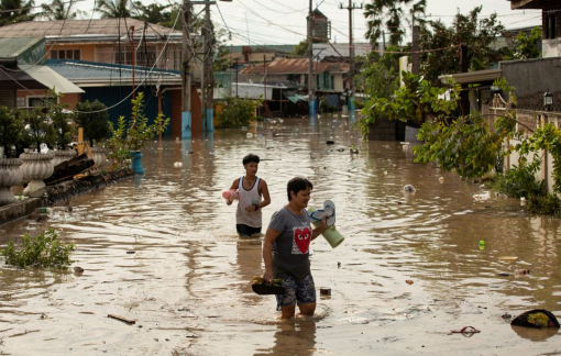 Bão Noru quần nát Philippines