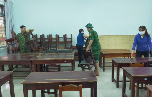 Phụ nữ Đà Nẵng tham gia hỗ trợ hậu cần cho người dân tránh bão