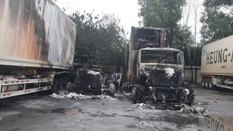 Tiền Giang: 3 xe container bị cháy rụi