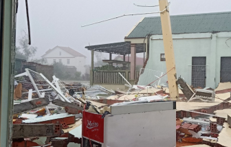 Trước bão số 4: Quảng Trị bị lốc xoáy, một ngôi nhà bị sập, toàn khu chợ bị tốc mái