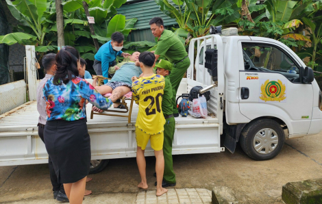 Cận cảnh đưa người già yếu, bệnh tật tại Thừa Thiên-Huế đến nơi tránh bão số 4