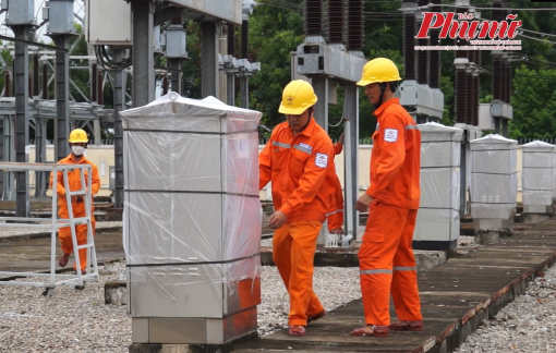 Điện lực miền Trung tất bật ứng phó bão số 4