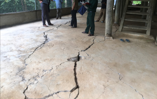 Xuất hiện vết nứt bí ẩn, hàng chục người dân ở Nghệ An phải di dời khẩn cấp