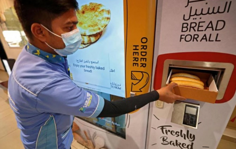 Dubai phát bánh mì miễn phí cho người nghèo qua máy tự động