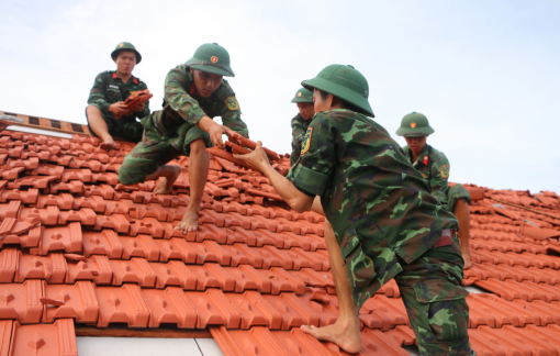 Ấm tình quân dân nơi bão dữ đi qua