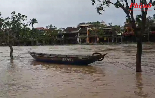Hội An tan hoang sau bão số 4