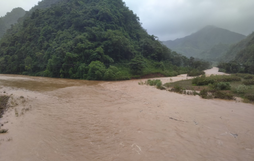 Nước lũ chia cắt nhiều bản làng miền núi Quảng Trị