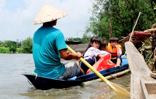 Qua sông đi học