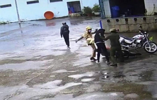 Xác minh clip người mang sắc phục công an đánh thiếu niên chạy xe máy ở Sóc Trăng