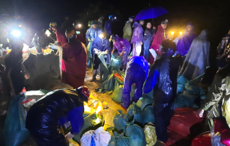 Nghệ An: Hàng trăm người xuyên đêm đóng cọc tre cứu đê, thủy điện đồng loạt xả lũ