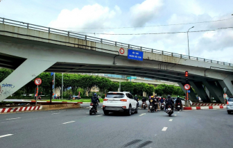 TPHCM: Thông báo khẩn, cấm tất cả xe lên cầu vượt Nguyễn Hữu Cảnh
