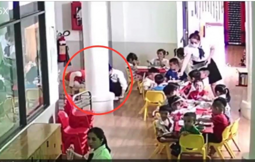 Cô giáo bốc thức ăn rơi dưới nền nhà cho trẻ ăn