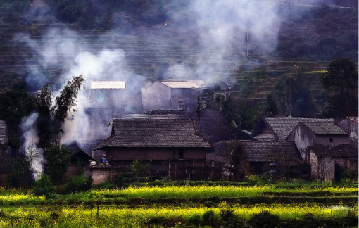 Khói bếp nhà nhà bay lên